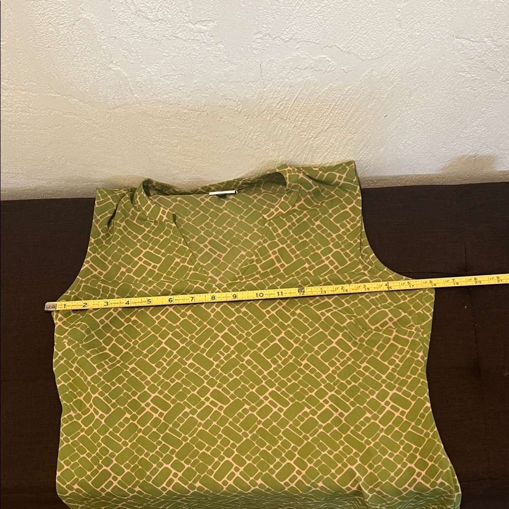 # 0886 + CAbi Green Geometric Sleeveless Blouse - Picture 4 of 11